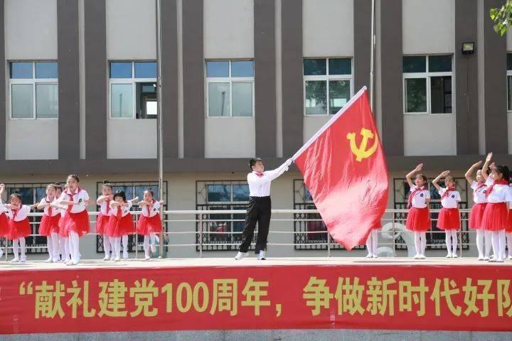 从高考状元沦为小区保安,17岁金榜题名后,却再也不参加同学会